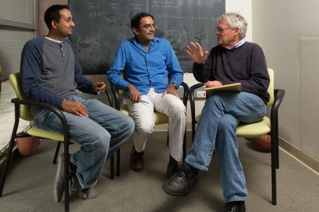 A partir da esquerda: Saket Navlakha, Sanjoy Dasgupta, Charles Stevens