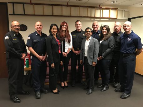 A partir da esquerda, membros do estudo de bem-estar dos bombeiros Salk-UCSD-SDFD: Kevin Ester, John Cerruto, Pam Taub, Adena Zadourian, Brian Fennessy, Satchidananda Panda, David Picone, Emily Manoogian, Chris Webber e Kurtis Bennett.
