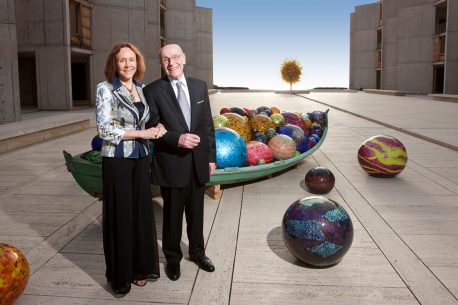 Suzanne Bourgeois-Cohn y Mel Cohn en la exposición Chihuly del Instituto Salk, 2010