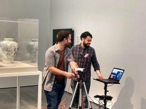 Desde la izquierda: Eric Leonardis y Talmo Pereira capturando la geometría de la sala para crear un modelo digital de la exposición.