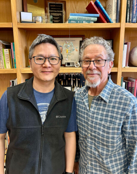 Weiwei Fan (left) and Ronald Evans (right) developed a new platform for studying mitochondrial DNA mutations that lights the way to new therapeutics for mitochondrial diseases and mitochondrial dysfunction in conditions and diseases like aging and cancer.