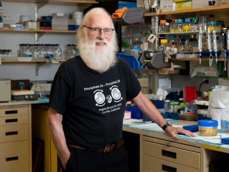 Tony Hunter, recipient of the 2026 Albany Prize in Medicine and Biomedical Research, stands in his lab at the Salk Institute.
